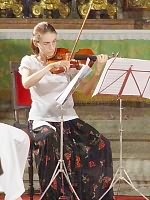 Mirjana Bogdanović svira violinu