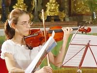 Mirjana Bogdanović svira violinu